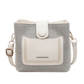 Borsa a secchiello minimalista in tela con tracolla in pelle e tasca su sfondo bianco - Patchwork Bianco e Grigio