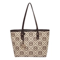 Klassische beige Tote Bag mit braunem M-Muster und goldenem Metallanhänger-Detail - Kaffeebraun