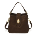 Bolso cubo marrón oscuro de cuero con textura granulada, cierre dorado y bandolera - café