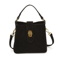 Elegante bolso bombonera negro mate con herrajes dorados y cierre giratorio rectangular - Negro