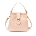 Bolso tipo cubo de cuero rosa claro con cierre giratorio dorado y asa de mano - Rosa