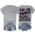 Detalle de espalda de camiseta gris inmobiliaria con texto ASK ME ABOUT REAL ESTATE y llave - S / Gris Claro (Impresión Negra)