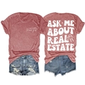 Détail d'un t-shirt rouge chiné avec l'imprimé ASK ME ABOUT REAL ESTATE au dos - Or Rose (Imprimé Blanc)