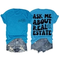 T-shirt bleu avec slogan immobilier et short en jean vieilli posés à plat sur fond blanc - Bleu Lac (Impression Noire)