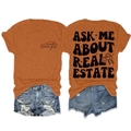 Détail du t-shirt orange avec slogan immobilier et short en jean bleu clair - Orange Brûlé (Imprimé Noir)