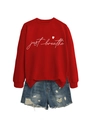 Dettaglio felpa rossa just breathe cuore con pantaloncini in denim usurati su sfondo bianco - S / Rosso (Carattere Bianco)