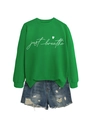 Dettaglio della felpa verde Just Breathe e degli shorts in denim in outfit flat lay - S / Verde Erba (Font Bianco)