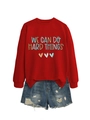 Détail du sweat rouge We Can Do Hard Things et d'un short en jean bleu pour femmes - S / Rouge