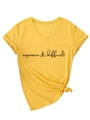 Dettaglio maglietta gialla con scollo a V, stampa testo e nodo laterale alla moda - S / Giallo (Font Nero)