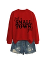 Dettaglio della felpa rossa a maniche lunghe just a small town girl e pantaloncini denim - S / Rosso Brillante (Carattere Nero)