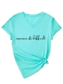 Vista dettagliata della t-shirt verde menta con scollo a V, scritta nera e nodo sull'orlo - S / Blu Acqua Profonda (Carattere Nero)