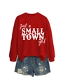 Dettaglio felpa rossa 'just a small town girl' con pantaloncini di jeans usurati - S / Rosso Brillante (Carattere Bianco)