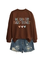 Détail d'un sweat marron avec inscription 'WE CAN DO HARD THINGS' et short en jean déchiré - S / Café