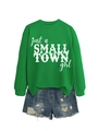 Vista piatta di una felpa verde con scritte e pantaloncini di jeans strappati in stile casual - S / Verde Erba (Carattere Bianco)