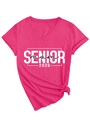 Dettaglio della t-shirt scollo a V rosa con stampa Senior Mom 2026 e nodo laterale - Taglia S / Rosso Rosa (Stampa Bianca)
