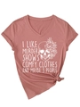 Détail du t-shirt col en V rose poudré avec imprimé floral tête de mort et texte graphique - Rose Foncé (Imprimé Blanc)