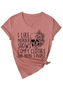 Détail d'un t-shirt rose à col en V avec nœud latéral et imprimé tête de mort - Rose poudré (Impression noire)