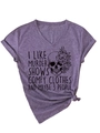 Détail du t-shirt col en V lilas avec impression de texte noir et motif de crâne fleuri - Mauve Clair (Imprimé Noir)