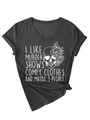 Détail d'un t-shirt gris à col en V avec imprimé squelette et nœud sur le bas - Gris Chiné (Imprimé Blanc)