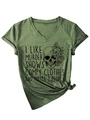 Détail du t-shirt vert col V avec slogan I Like Murder Shows et imprimé tête de mort - Vert Olive (Imprimé Noir)