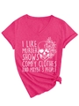 Détail du t-shirt magenta à col en V avec motif crâne et design à nœud latéral - Rouge Rose (Imprimé Blanc)