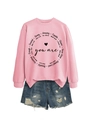 Detail von rosa Crewneck-Sweatshirt mit Text und distressed Denim-Shorts-Set - Rosa (Schwarze Schrift)