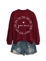Detail eines weinroten Sweatshirts mit Motiv-Aufdruck und Distressed-Denim-Shorts - Weinrot (Weiße Schrift)
