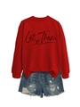 Dettaglio della stampa Let Them su felpa rossa con pantaloncini di jeans strappati - S / Rosso con stampa nera