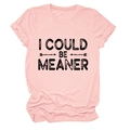 Détail d'un t-shirt rose en coton avec imprimé I COULD BE MEANER et col rond classique - Rose (Texte Noir)