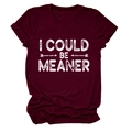 Gros plan du T-shirt en coton bordeaux avec l'imprimé blanc I COULD BE MEANER - Rouge Vin (Texte Blanc)