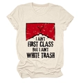 Flache Ansicht eines beigen T-Shirts mit rotem Vintage-Rinderschädel-Druck und Text - S / Sandfarben