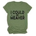 Détail du t-shirt vert gazon à col rond avec impression du slogan I COULD BE MEANER - Vert Olive (Texte Noir)