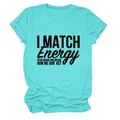 Détail d'un t-shirt vert menthe avec slogan I MATCH ENERGY et manches à revers - Bleu Eau Profonde (Police Noire)