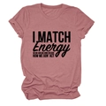 Gros plan de l'imprimé noir sur le t-shirt à manches courtes rose poudré en coton - Or Rose (Police Noire)