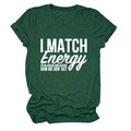 Détail du t-shirt vert foncé avec impression de lettres blanches I MATCH ENERGY - Vert Rétro (Police Blanche)