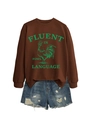 Détail de l'imprimé Fluent In Fowl Language sur le sweat marron et le short en jean bleu - Café