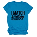 Détail du t-shirt bleu en coton avec slogan I MATCH ENERGY et texture de tissu doux - Bleu Lac (Police Noire)
