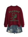 Sweat bordeaux à motif coq et short en jean vieilli sur fond blanc épuré - Bordeaux
