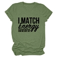 Détail du T-shirt en coton vert foncé avec impression du slogan vintage I MATCH Energy - Vert Olive (Police Noire)