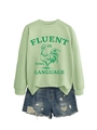 Tenue à plat d'un sweat vert clair avec motif coq et short en jean usé assorti - Vert olive
