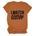Détail du t-shirt orange rouille à col rond avec impression du slogan 'I MATCH ENERGY' - Orange Brûlé (Police Noire)