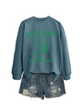 Mise à plat de sweat-shirt bleu à motif coq avec short en jean vieilli sur fond blanc - Bleu