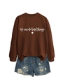 Détail du sweat marron foncé avec imprimé 'We can do hard things' et short en jean bleu - Café
