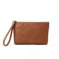 Braune geflochtene Leder-Clutch mit Handschlaufe und klassischem Flechtmuster auf Weiß - Braun