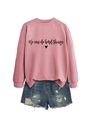 Détail du sweat rose We Can Do Hard Things avec un short en jean bleu délavé - Sweat-shirt Or Rose (Police Noire)