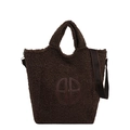 Borsa tote in peluche marrone scuro con toppa in pelle AB e tracolla larga in tessuto - Marrone