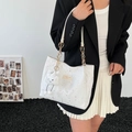 Minimalistische witte draagtas met zilveren sterrenpatroon en een wolkbedeltje - Wit met hanger