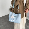 Lichtblauwe tote bag met sterrenprint, gouden ketting en witte wolkenbedel - Blauw met Hanger