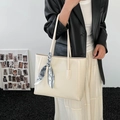 Elegante bolso tote de cuero blanco roto con pañuelo de seda azul en las asas largas - Blanco