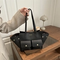 Elegante borsa tote nera in ecopelle con ali laterali e finiture metalliche oro - Nero